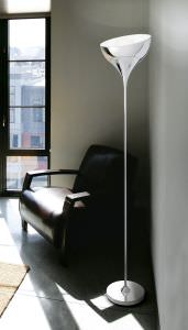 Lmpara de pie cromada con parbola regu