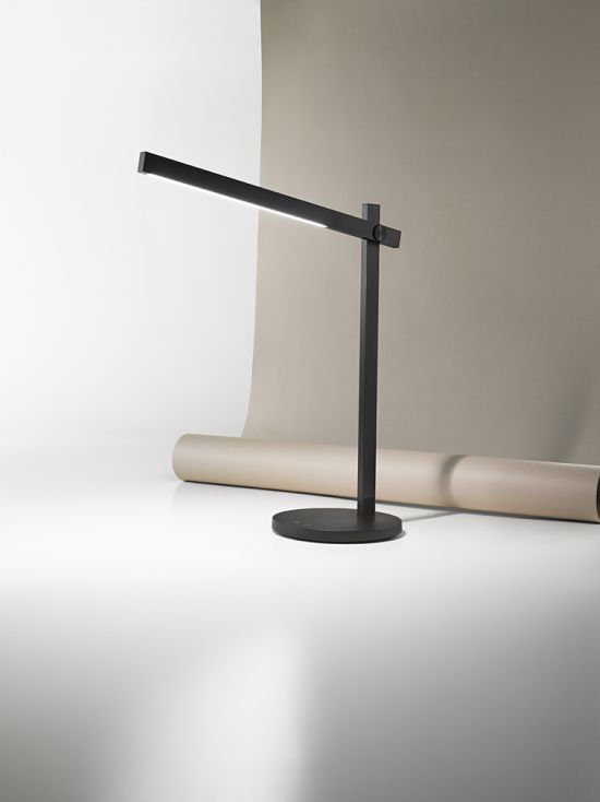 Lámpara de mesa negra con luz LED de 4W