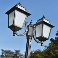 Lampione Artemide Da 208 Cm e 2 Lanterne